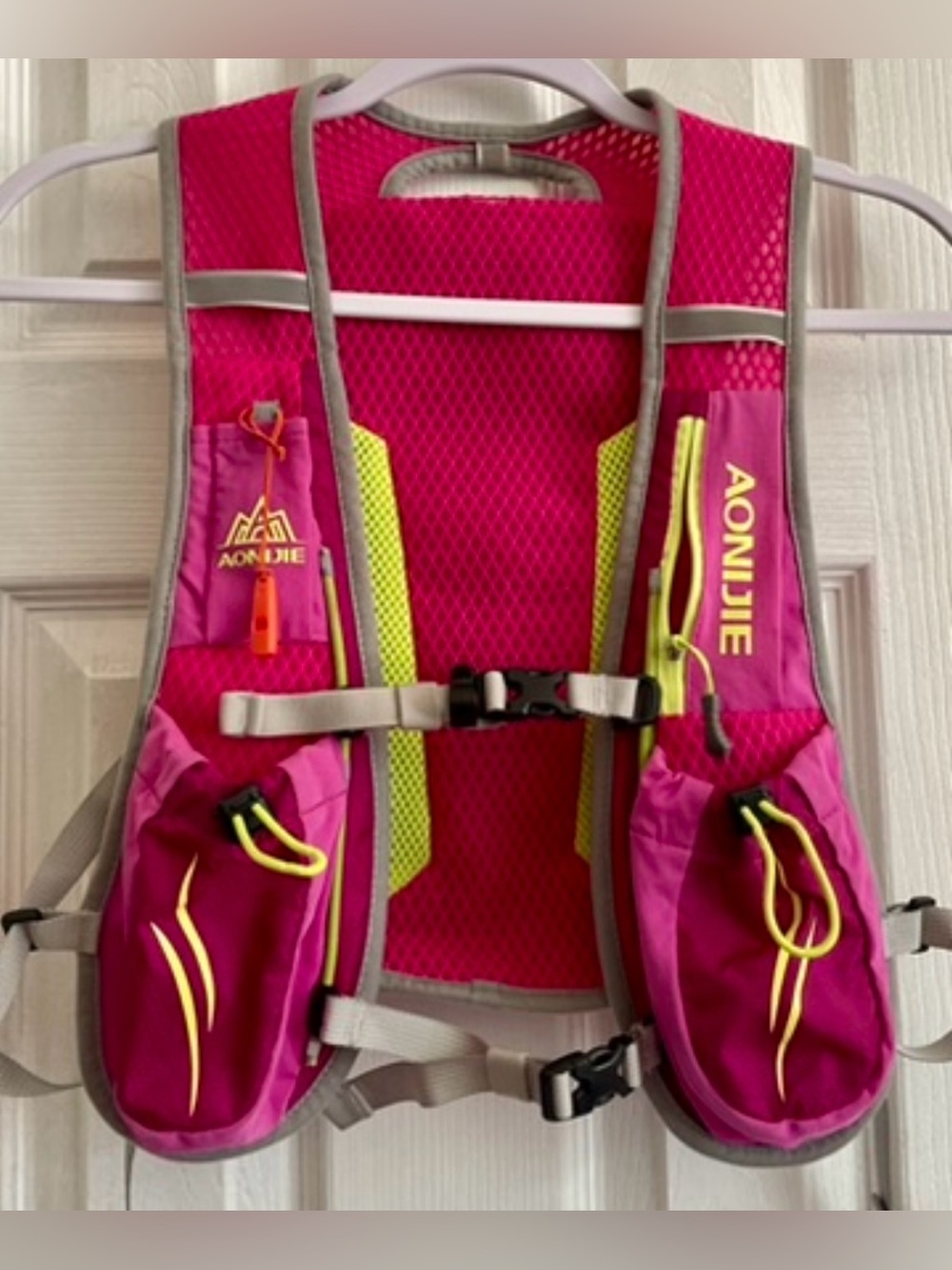 5.5L running vest/hydration vest and hydration bladder. Brand: TRIWONDER.